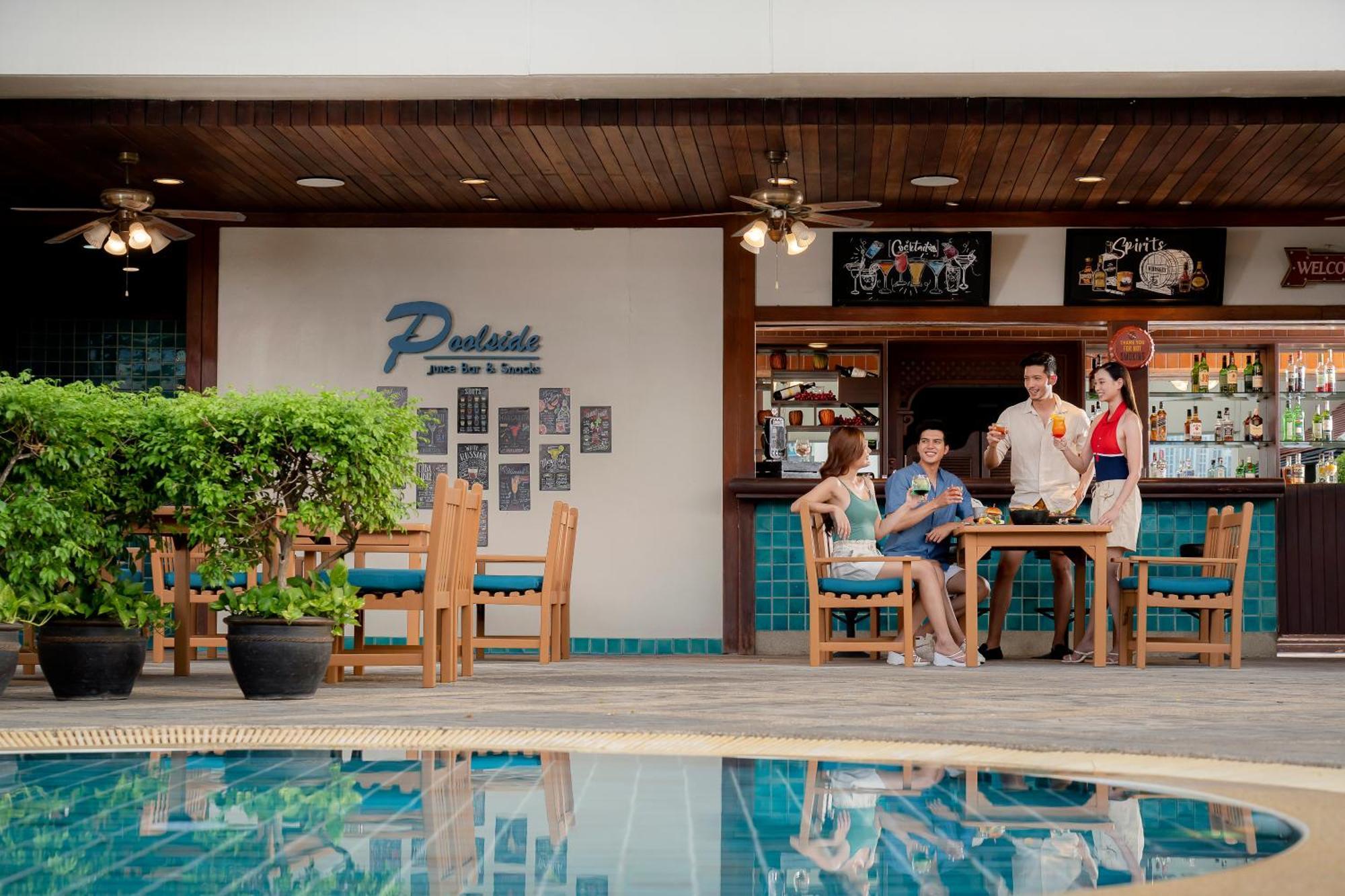 Grand Mercure Bangkok Atrium Εξωτερικό φωτογραφία Poolside bar at the hotel